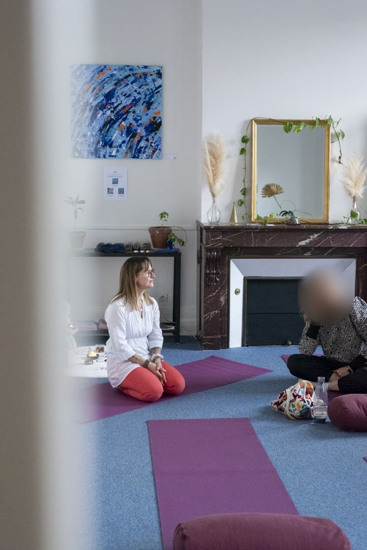 Adé Peronnard dans une salle préparée, avant l'arrivée des participantes